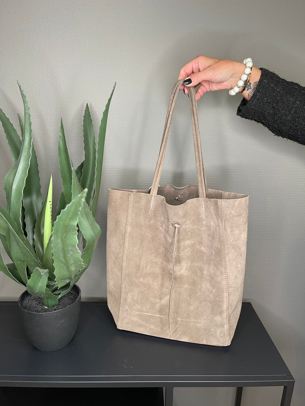 Nubukleder Shopper in der Farbe taupe mit zwei Henkeln, Wunderwerk Oldenburg
