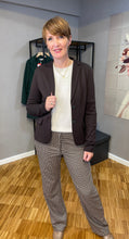 Lade das Bild in den Galerie-Viewer, Brauner klassischer Blazer mit Knopfverschuss, Wunderwerk Oldenburg
