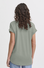 Lade das Bild in den Galerie-Viewer, Grünes T-Shirt mit V-Ausschnitt in lockerer Passform, Wunderwerk Oldenburg
