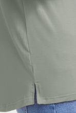 Lade das Bild in den Galerie-Viewer, Grünes T-Shirt mit V-Ausschnitt in lockerer Passform, Wunderwerk Oldenburg
