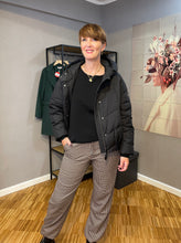 Lade das Bild in den Galerie-Viewer, Schwarze Jacke mit Fantasiestepp und Reißverschluss zum schließen sowie Seitentaschen mit Reißverschluss Wunderwerk Oldenburg
