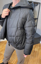 Lade das Bild in den Galerie-Viewer, Schwarze Jacke mit Fantasiestepp und Reißverschluss zum schließen sowie Seitentaschen mit Reißverschluss Wunderwerk Oldenburg
