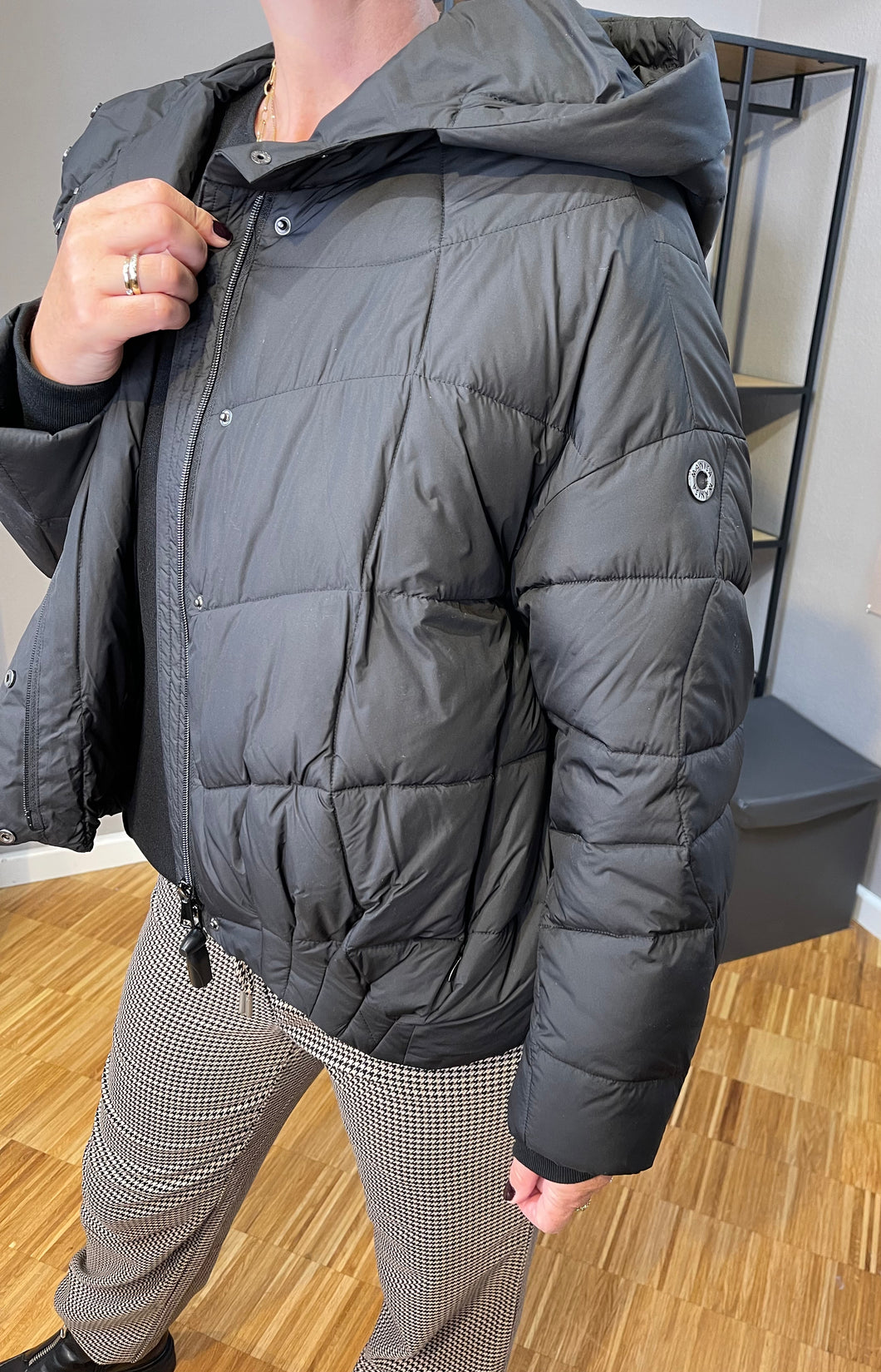 Schwarze Jacke mit Fantasiestepp und Reißverschluss zum schließen sowie Seitentaschen mit Reißverschluss Wunderwerk Oldenburg