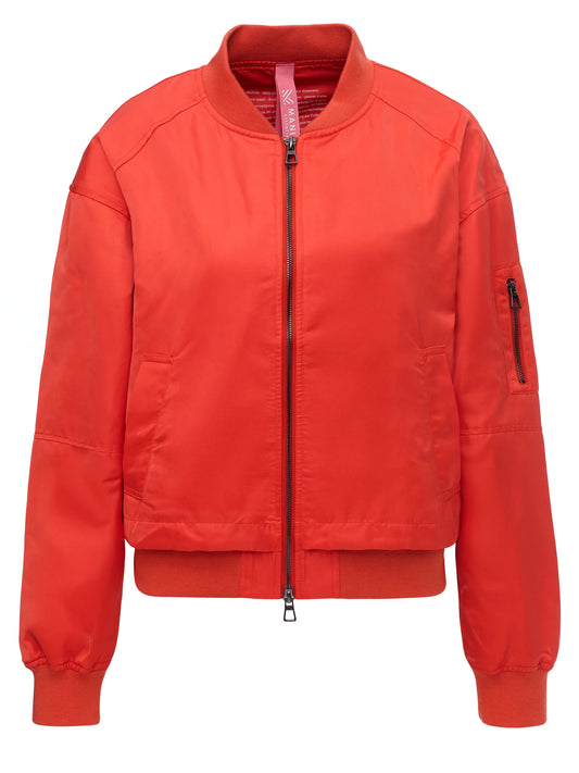 Satinblouson in der Farbe Hibiskus rot mit farblich passendem Reißverschluss und Strickbund sowoe Strick-Ärmelsaum, Wunderwerk Oldenburg