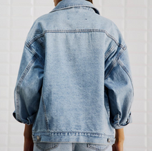 Lade das Bild in den Galerie-Viewer, Hellblaue klassische denim Jeansjacke Wunderwerk Oldenburg 
