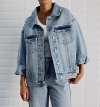 Lade das Bild in den Galerie-Viewer, Hellblaue klassische denim Jeansjacke Wunderwerk Oldenburg 
