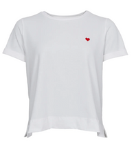 Lade das Bild in den Galerie-Viewer, T-Shirt in offwhite mit kleinem roten bestickten Herz auf der linken Brust, Rundhals und Seitenschlitze, Wunderwerk Oldenburg
