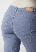 Lade das Bild in den Galerie-Viewer, Blaue Streifenjeans im 5Pocket Style Wunderwerk Oldenburg
