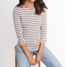 Lade das Bild in den Galerie-Viewer, Gestreiftes Shirt mit 3/4 Arm und Rundhals in der Farbe taupe-offwhite, Wunderwerk Oldenburg
