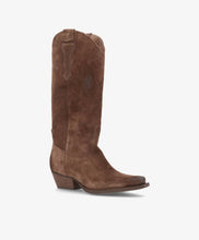 Lade das Bild in den Galerie-Viewer, Westernstiefel aus Veloursleder mit markanter Silhouette und femininem Absatz in braun Wunderwerk Oldenburg
