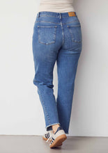 Lade das Bild in den Galerie-Viewer, Blaue Jeans mit verkürzter Beinlänge und leicht ausgefranster Beinkante, Wunderwerk Oldenburg
