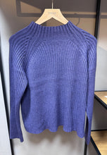 Lade das Bild in den Galerie-Viewer, Pullover mit kleinem Stehkragen in Rippoptik in der Farbe lila. Wunderwerk Oldenburg
