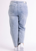 Lade das Bild in den Galerie-Viewer, Barrel Fit Jeans in hellblau im 5-Pocket Design mit verkürzter Länge, Wunderwerk Oldenburg
