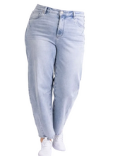 Lade das Bild in den Galerie-Viewer, Barrel Fit Jeans in hellblau im 5-Pocket Design mit verkürzter Länge, Wunderwerk Oldenburg

