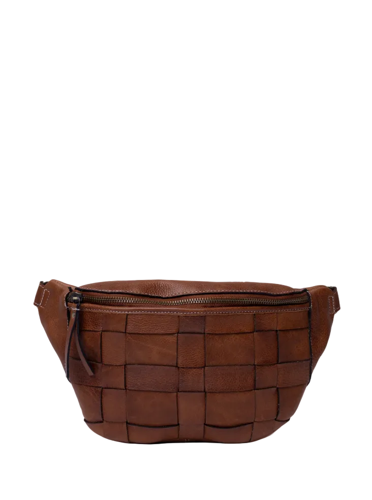 Cognacfarbene  Handtasche in Flechtdesign mit Reißverschluss und verstellbarem Gurt. Wunderwerk Oldenburg