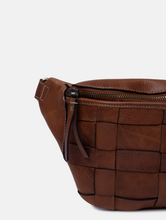 Lade das Bild in den Galerie-Viewer, Cognacfarbene  Handtasche in Flechtdesign mit Reißverschluss und verstellbarem Gurt. Wunderwerk Oldenburg
