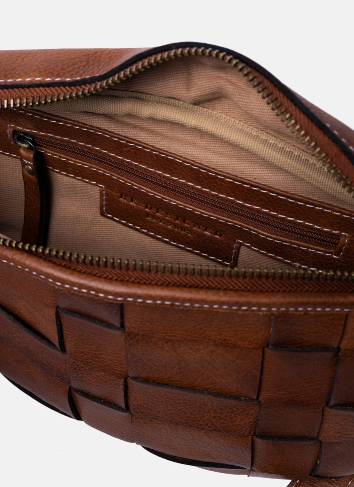 Cognacfarbene  Handtasche in Flechtdesign mit Reißverschluss und verstellbarem Gurt. Wunderwerk Oldenburg