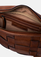 Lade das Bild in den Galerie-Viewer, Cognacfarbene  Handtasche in Flechtdesign mit Reißverschluss und verstellbarem Gurt. Wunderwerk Oldenburg
