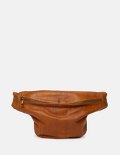 Lade das Bild in den Galerie-Viewer, Cognacfarbene große Crossover Tasche mit einem Reißverschluss vorne und hinten und verstellbarem Gurt. 
