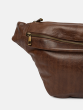 Lade das Bild in den Galerie-Viewer, Dunkelbraune große Crossover Tasche mit einem Reißverschluss vorne und hinten und verstellbarem Gurt. 

