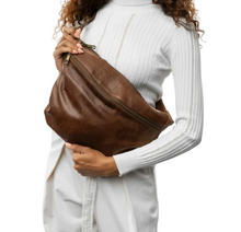 Lade das Bild in den Galerie-Viewer, Dunkelbraune große Crossover Tasche mit einem Reißverschluss vorne und hinten und verstellbarem Gurt. 
