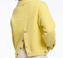 Lade das Bild in den Galerie-Viewer, Pastellgelbe Jacke mit flachem Kragen und silbernen Knöpfen zum schließen sowie Knopfdetails am Rücken, Wunderwerk Oldenburg

