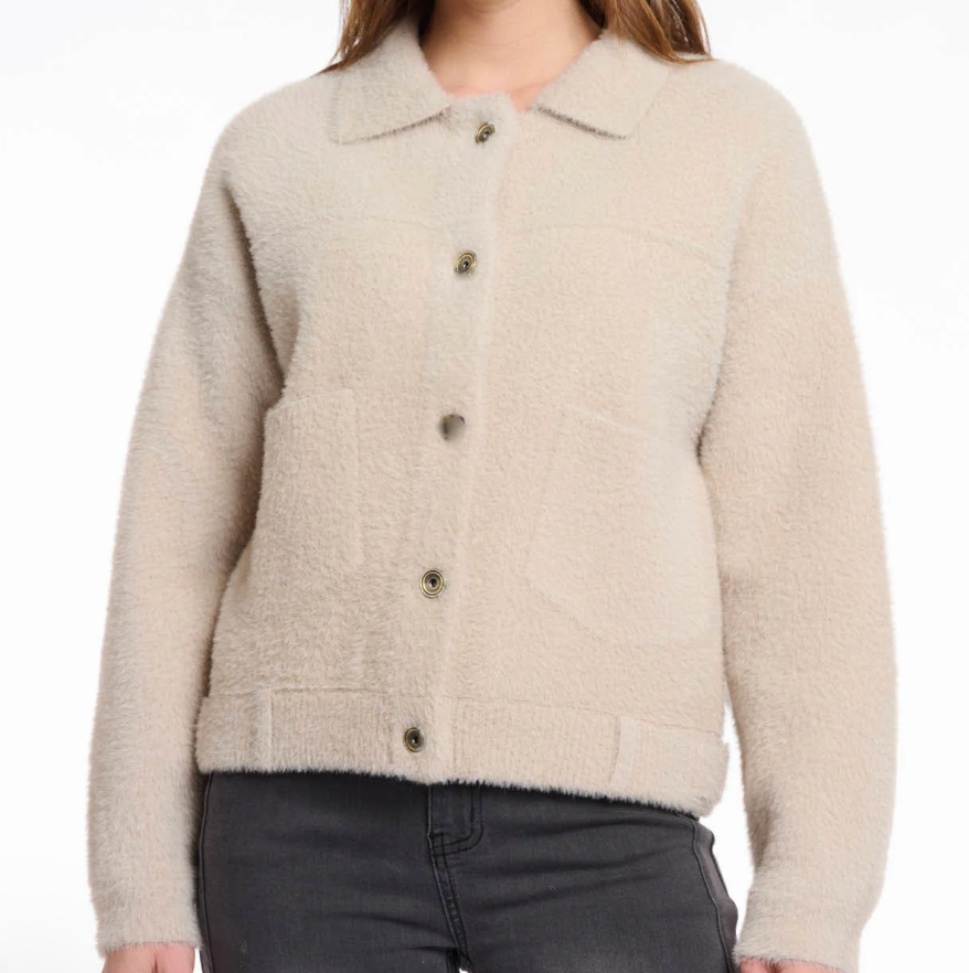 Beige Jacke mit flachem Kragen und silbernen Knöpfen zum schließen sowie Knopfdetails am Rücken, Wunderwerk Oldenburg