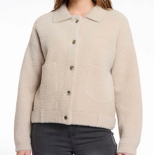 Lade das Bild in den Galerie-Viewer, Beige Jacke mit flachem Kragen und silbernen Knöpfen zum schließen sowie Knopfdetails am Rücken, Wunderwerk Oldenburg
