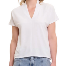 Lade das Bild in den Galerie-Viewer, Blusenshirt mit V-Ausschnitt in offwhite Wunderwerk Oldenburg
