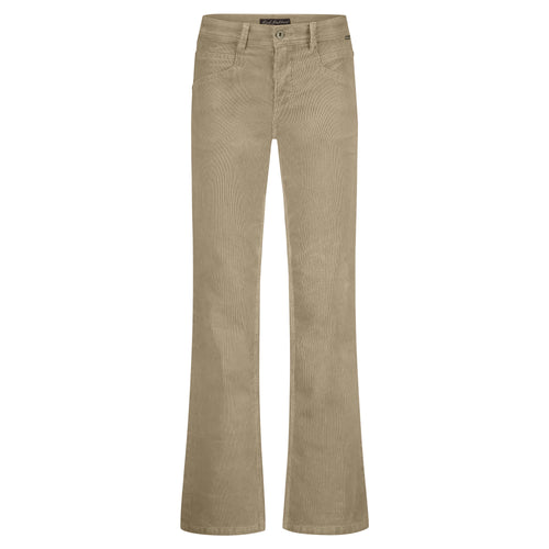 Cordhose in der Farbe Latte mit ausgestelltem Bein, Wunderwerk Oldenburg