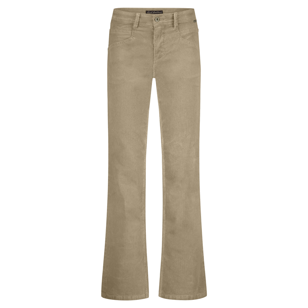 Cordhose in der Farbe Latte mit ausgestelltem Bein, Wunderwerk Oldenburg