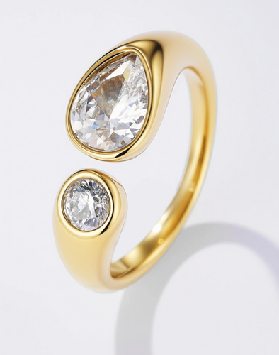 Offener Ring in goldfarbend mit einem kleinen und großen Strassstein, Wunderwerk Oldenburg