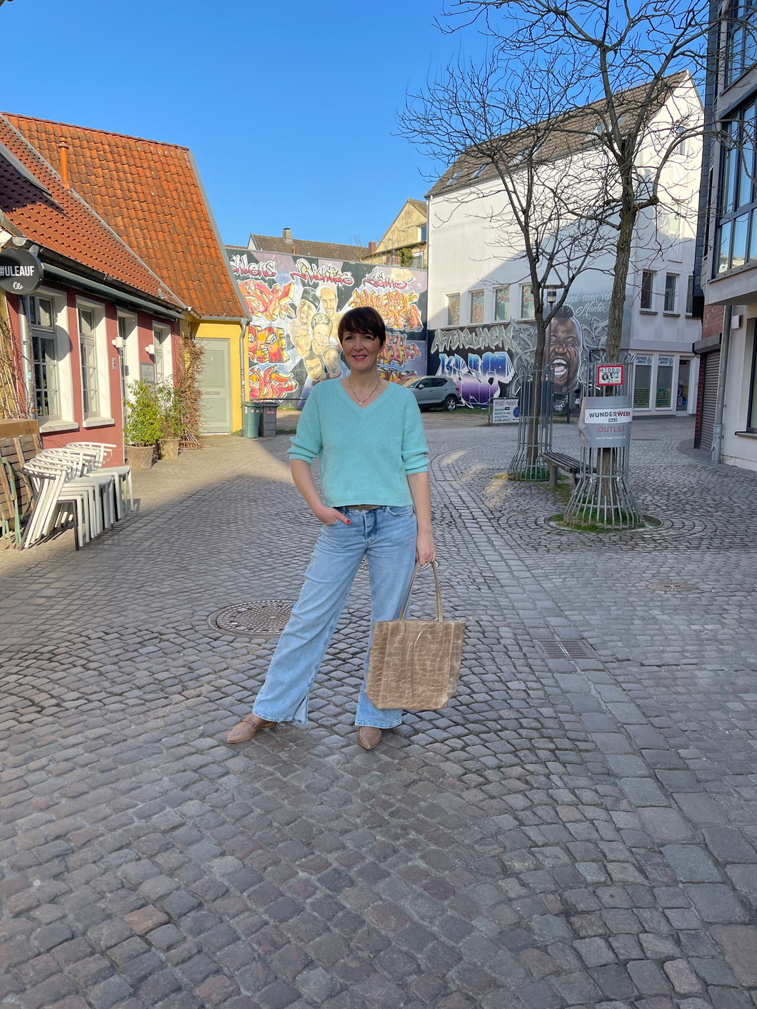 River Pullover in der Farbe Pastell blue mit V-Ausschnitt und 3/4 Ärmeln, Wunderwerk Oldenburg