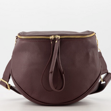 Lade das Bild in den Galerie-Viewer, Bordeaux farbene Ledertasche mit goldenem Reißverschluss, Wunderwerk Oldenburg
