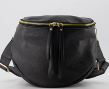 Lade das Bild in den Galerie-Viewer, schwarze Ledertasche mit goldenem Reißverschluss, Wunderwerk Oldenburg
