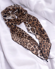 Lade das Bild in den Galerie-Viewer, Schluppenschal in der Farbe Camel mit Leoprint Wunderwerk Oldenburg
