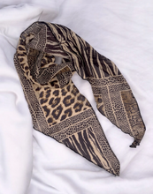 Lade das Bild in den Galerie-Viewer, Schluppenschal in braun mit Leomuster, Wunderwerk Oldenburg
