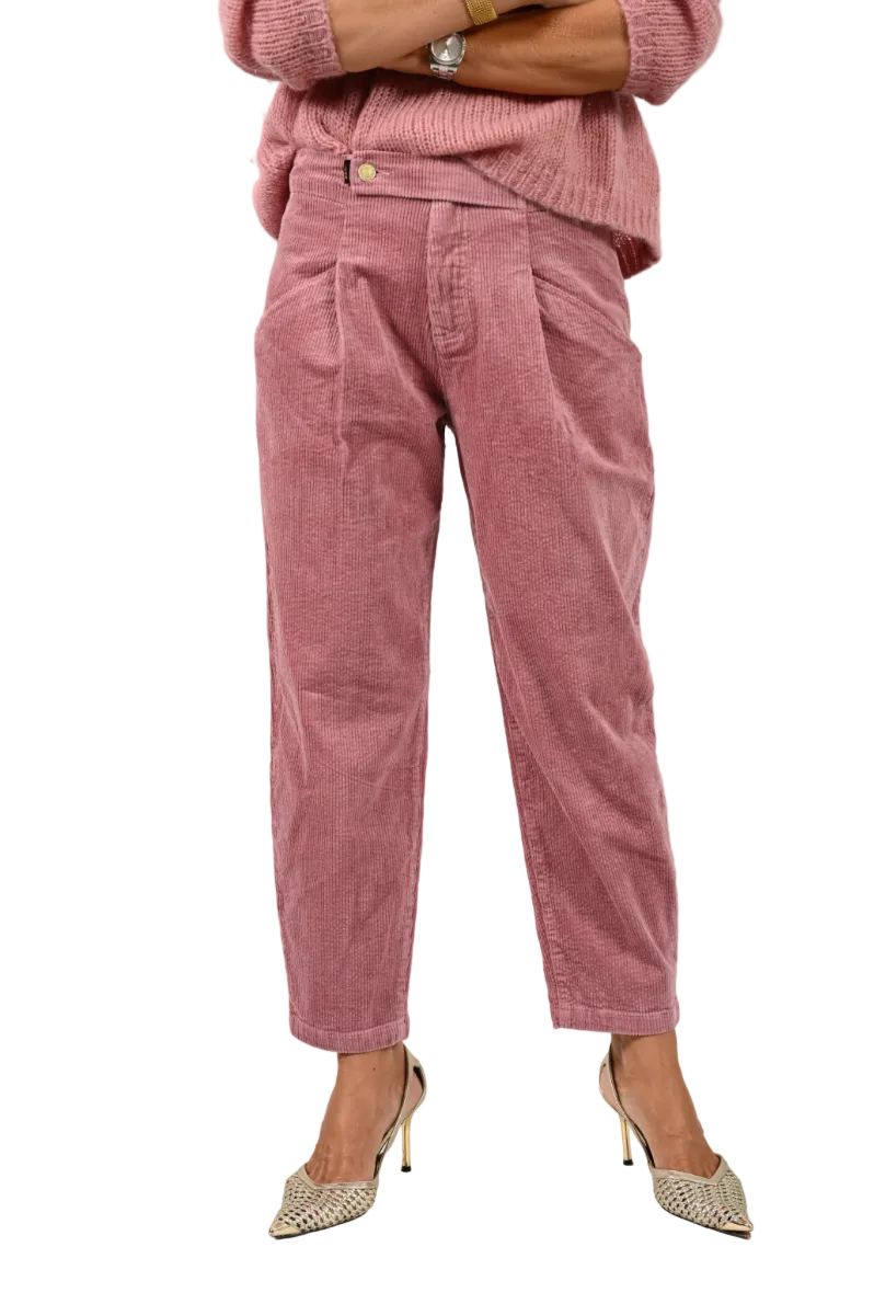 Cordhose in altrosa mit Bundfalten und locker zulaufendem Bein, Wunderwerk Oldenburg