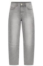 Lade das Bild in den Galerie-Viewer, Jeans in hellgrauer Waschung mit geradem, weitem Bein und klassischem 5-Pocket-Style
