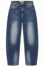 Lade das Bild in den Galerie-Viewer, Jeans in dunkelblau Waschung mit geradem, weitem Bein und klassischem 5-Pocket-Style
