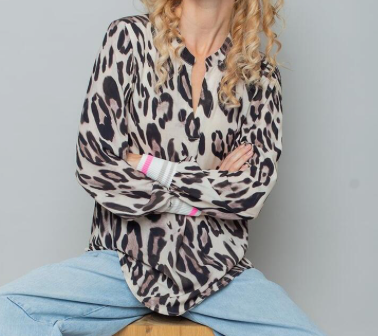 Braune Leo Shirtbluse mit Neon Strickbündchen am Ärmel Wunderwerk Oldenburg