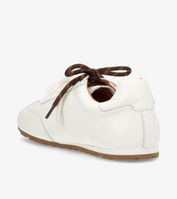 Lade das Bild in den Galerie-Viewer, Weiße Sneaker mit brauner Sohle und schmal und schlichtes Design Wunderwerk Oldenburg
