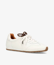 Lade das Bild in den Galerie-Viewer, Weiße Sneaker mit brauner Sohle und schmal und schlichtes Design Wunderwerk Oldenburg
