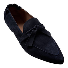Lade das Bild in den Galerie-Viewer, Dunkelblauer Nubuk Slipper mit kleinem Schleifendetails. Spitzzulaufend, Wunderwerk Oldenburg
