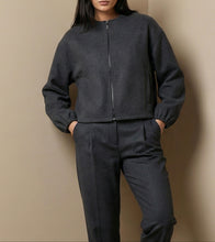 Lade das Bild in den Galerie-Viewer, Sophia Perla Auron Uni Jacke
