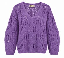 Lade das Bild in den Galerie-Viewer, Strickpullover mit V-Ausschnitt in lila Wunderwerk Oldenburg
