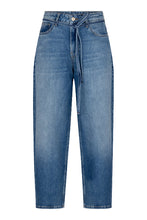 Lade das Bild in den Galerie-Viewer, High Waist Jeans mit Bindegürtel und dem locker geschnittenen Bein in Jeansfarbe Wunderwerk Oldenburg
