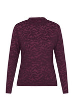 Lade das Bild in den Galerie-Viewer, Spitzen-Longsleeve mit floralem Muster und leicht transparentem Look in Beerenrot, Wunderwerk Oldenburg
