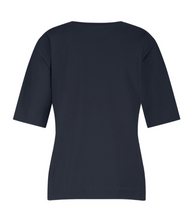 Lade das Bild in den Galerie-Viewer, Dunkelblaues T-Shirt mit V-Ausschnitt in einer Reisequalität, Wunderwerk Oldenburg
