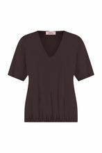 Lade das Bild in den Galerie-Viewer, V-Ausschnitt Shirt mit elastischem Saum in Espresso Wunderwerk Oldenburg
